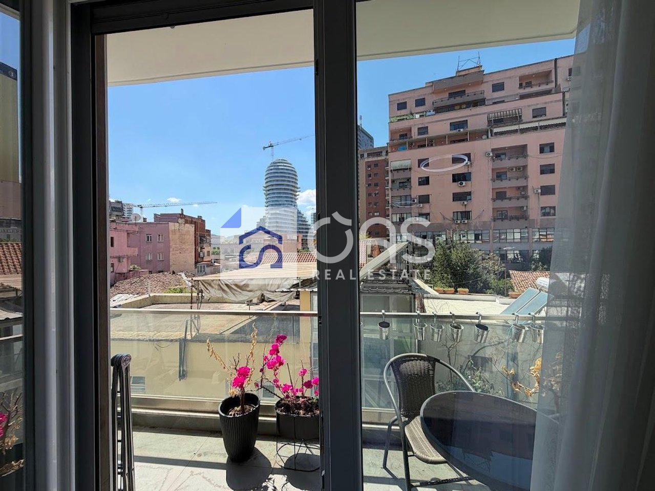 Jepet me qera apartament 1+1 te Rruga e Barikadave.