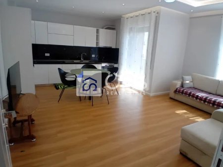 Jepet apartament me qera 2+1 Ne Kamez