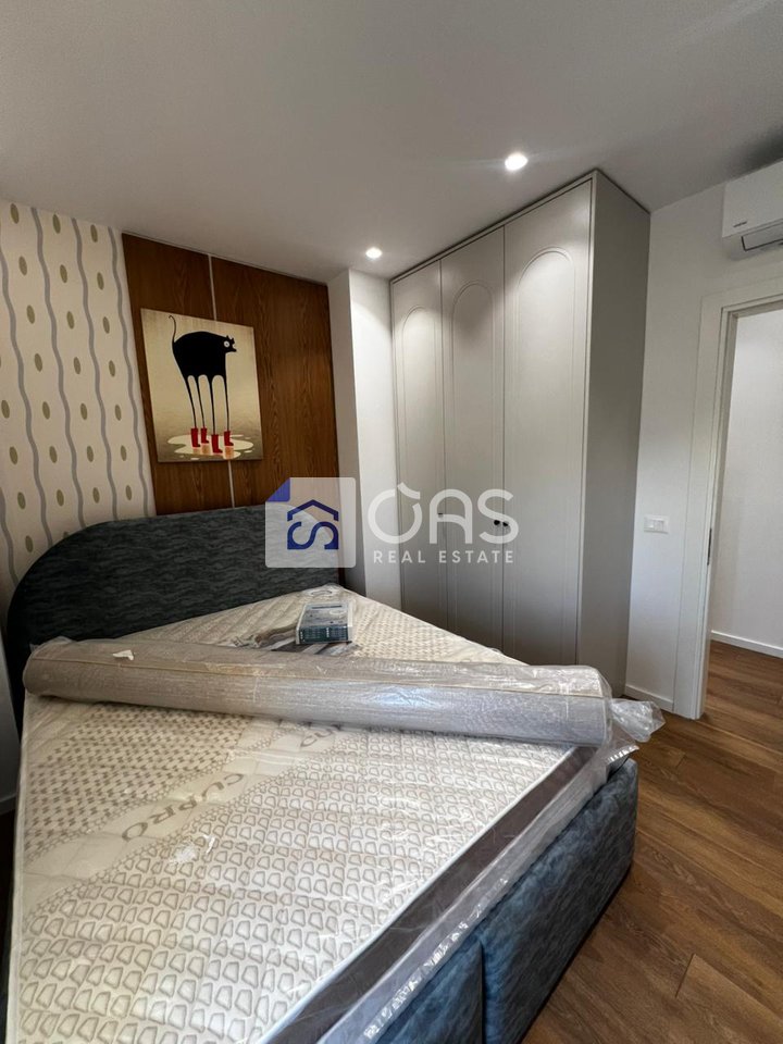 Super apartment 3+1+2+Veranda+Parking for rent at Bulevardi I Ri.