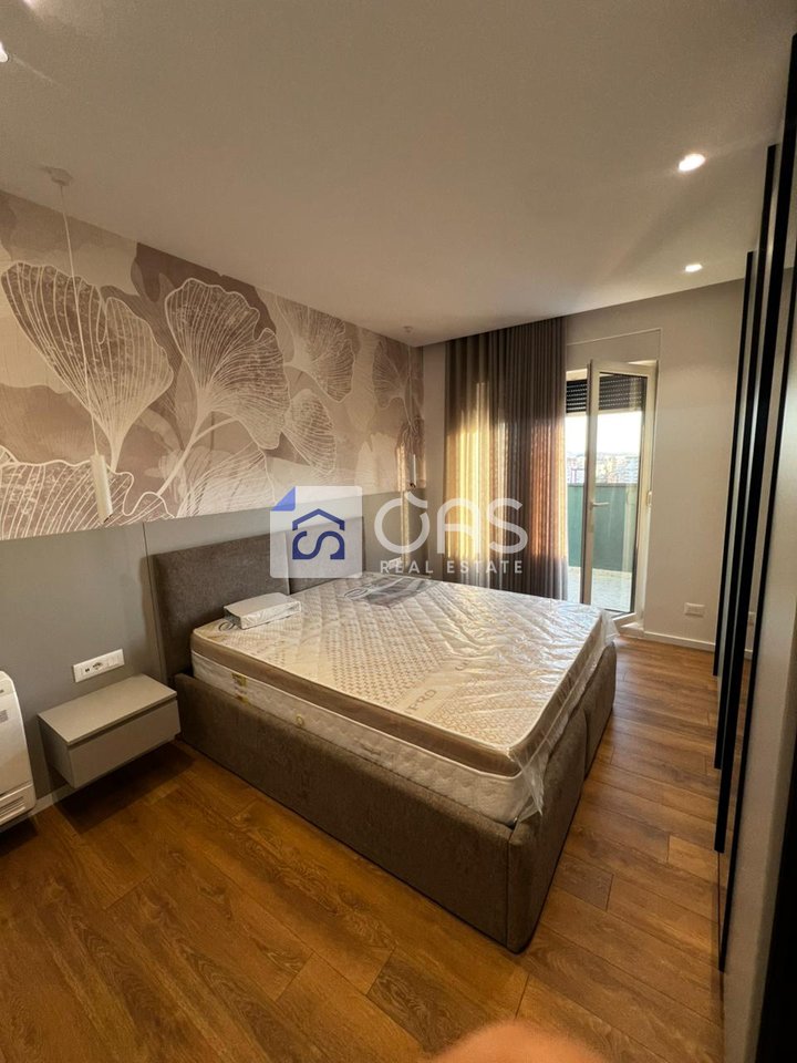 Super apartment 3+1+2+Veranda+Parking for rent at Bulevardi I Ri.