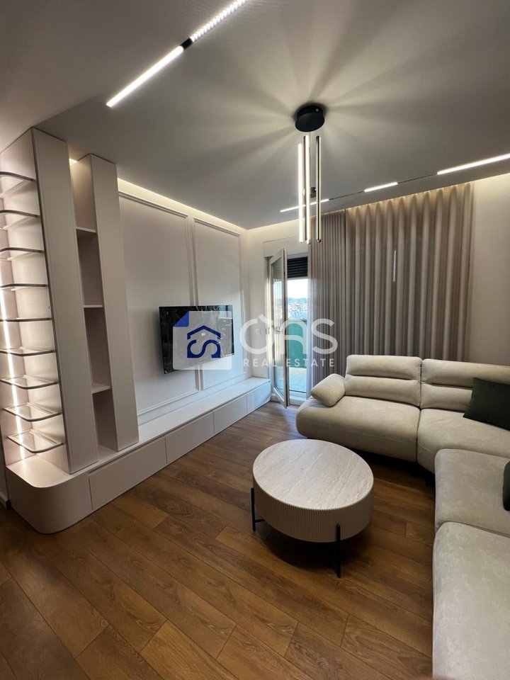 Super apartment 3+1+2+Veranda+Parking for rent at Bulevardi I Ri.