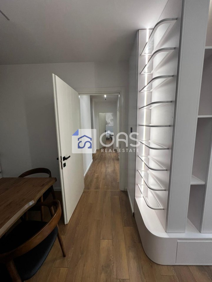 Super apartment 3+1+2+Veranda+Parking for rent at Bulevardi I Ri.
