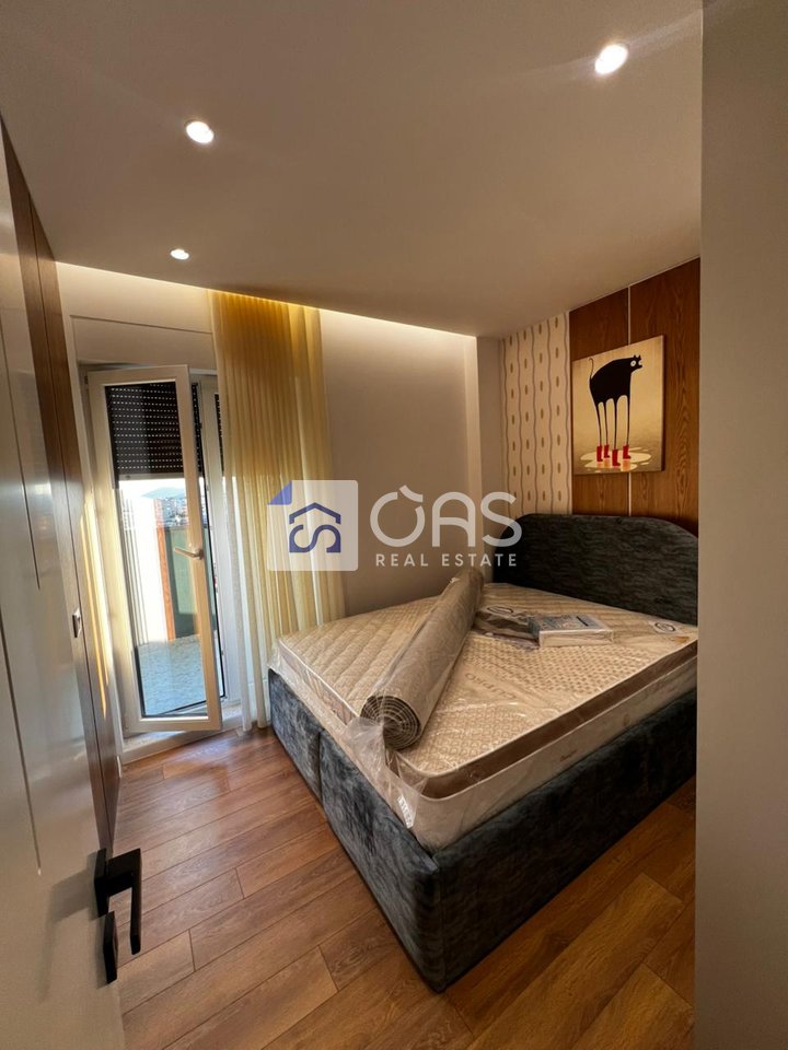 Super apartment 3+1+2+Veranda+Parking for rent at Bulevardi I Ri.