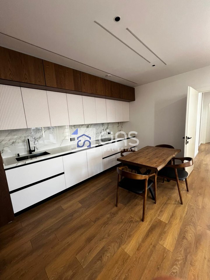 Super apartment 3+1+2+Veranda+Parking for rent at Bulevardi I Ri.
