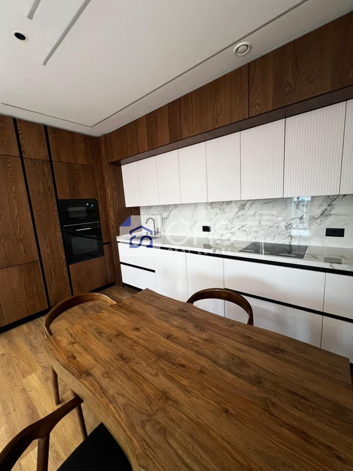 Super apartment 3+1+2+Veranda+Parking for rent at Bulevardi I Ri.