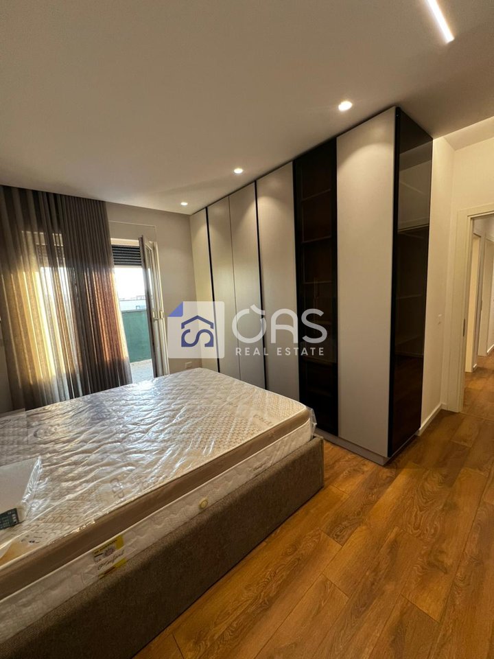 Super apartment 3+1+2+Veranda+Parking for rent at Bulevardi I Ri.