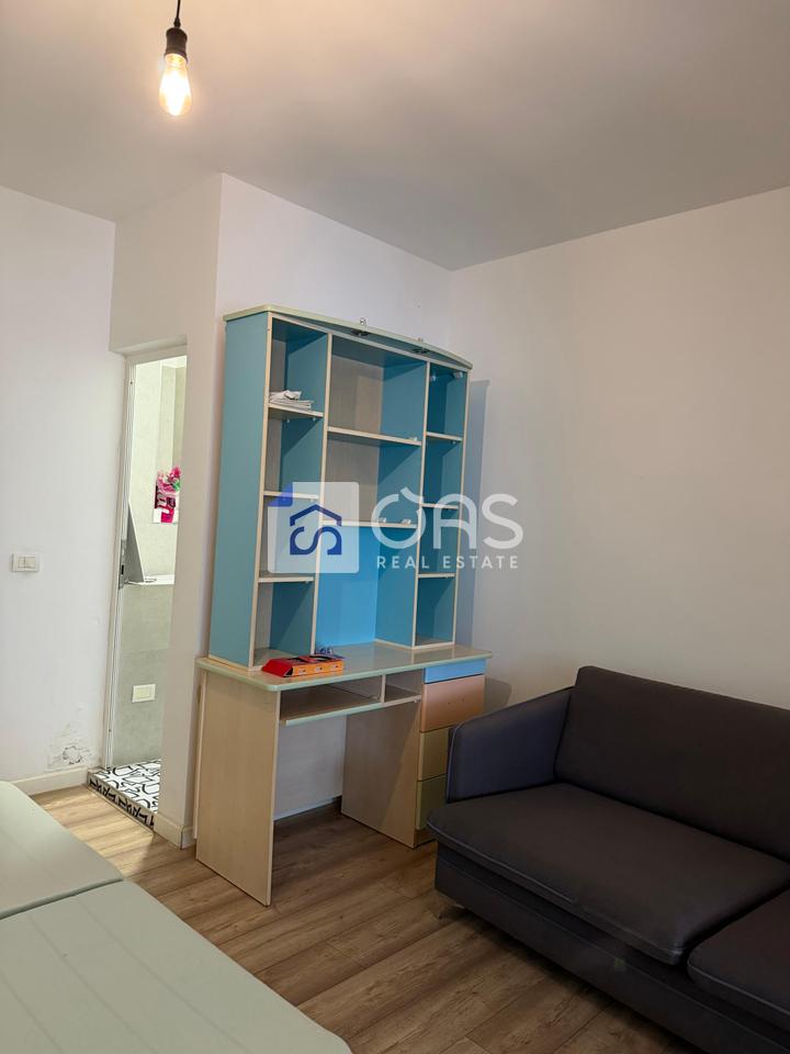 Jepet apartament me qera 1+1 Rruga Barrikadave