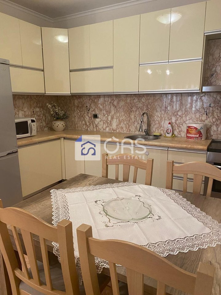 jepet me qira Apartament  3+1 Rruga elbasanit
