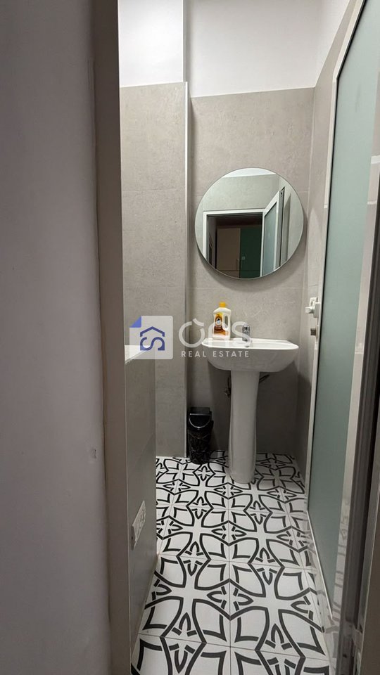 Jepet apartament me qera 1+1 Rruga Barrikadave
