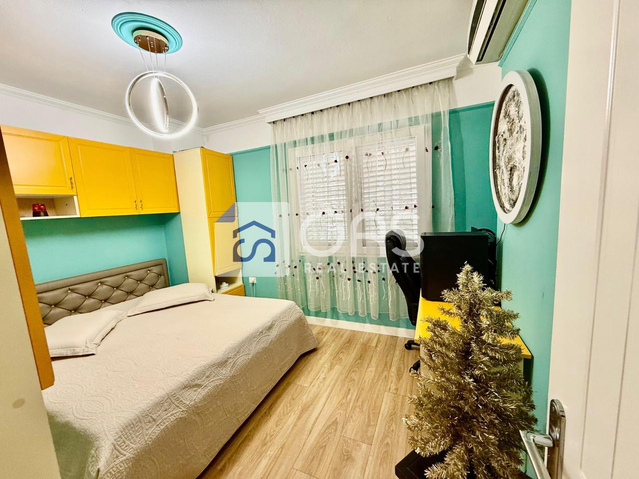 Jepet me qera apartament 2+1+2 tek Komuna e Parisit