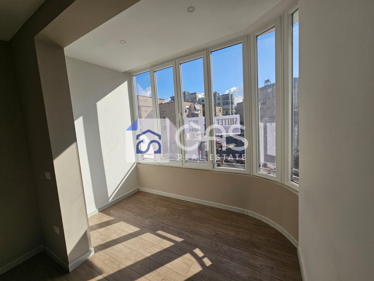 Ambient Biznesi me qera tek      RING CENTER