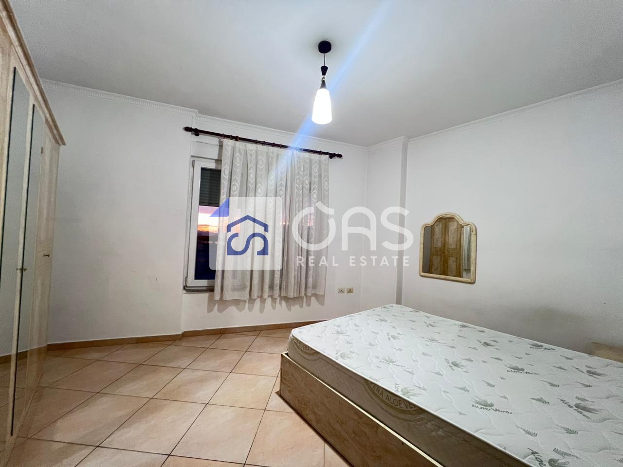 Jepet me qira apartamenti 1+1  Ne Porcelan  400 euro