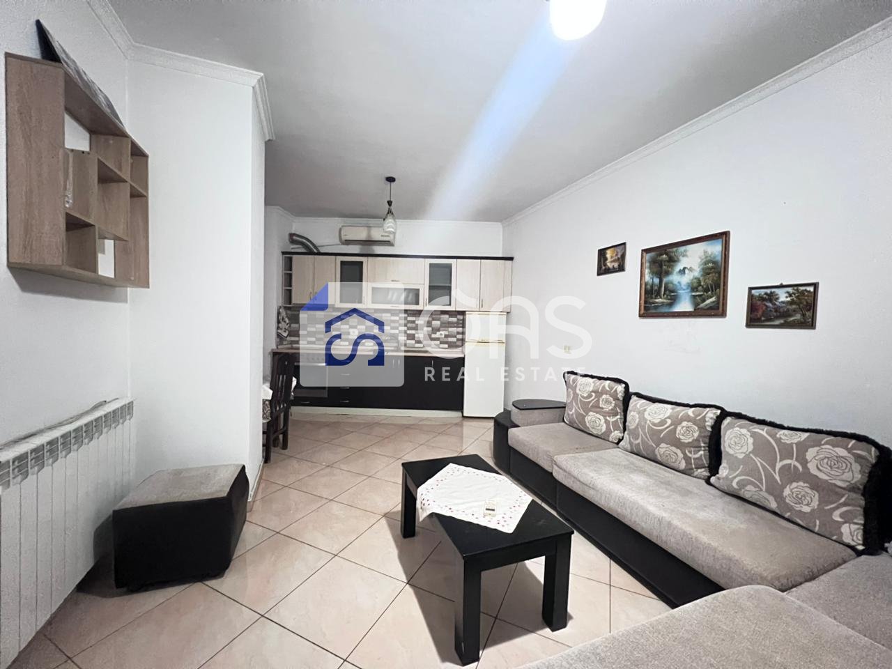 Jepet me qira apartamenti 1+1  Ne Porcelan  400 euro