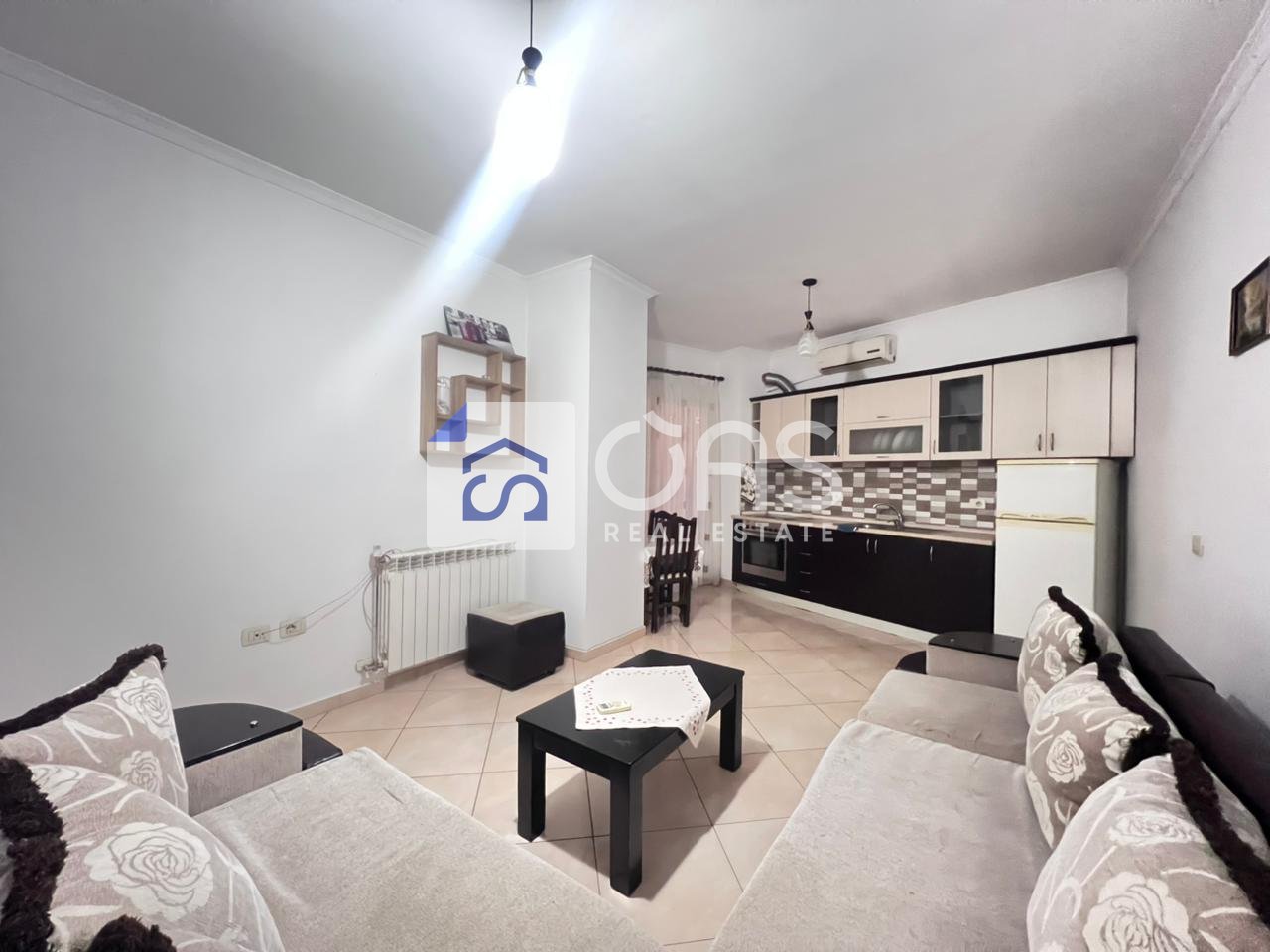 Jepet me qira apartamenti 1+1  Ne Porcelan  400 euro