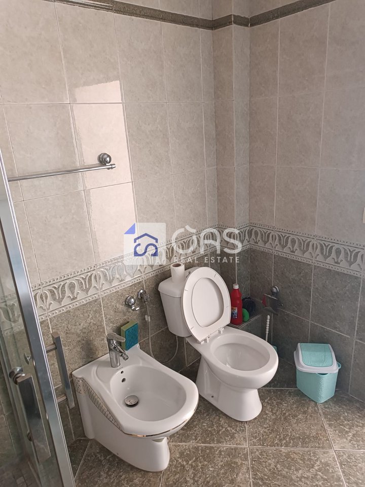 Jepet apartament me qera 1+1 Komuna E Parisit