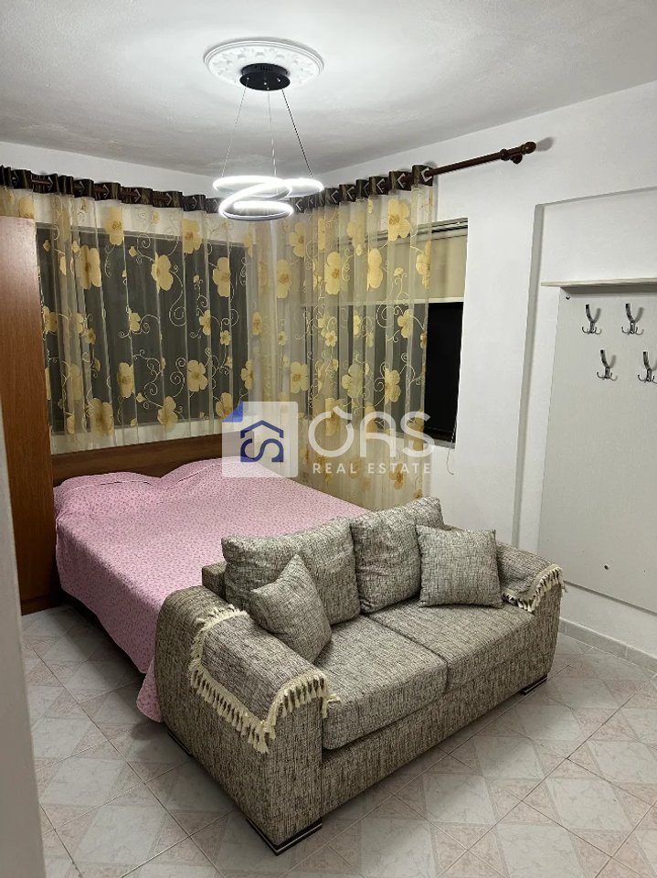 Jepet me qera garzoniere te Komuna E Parisit