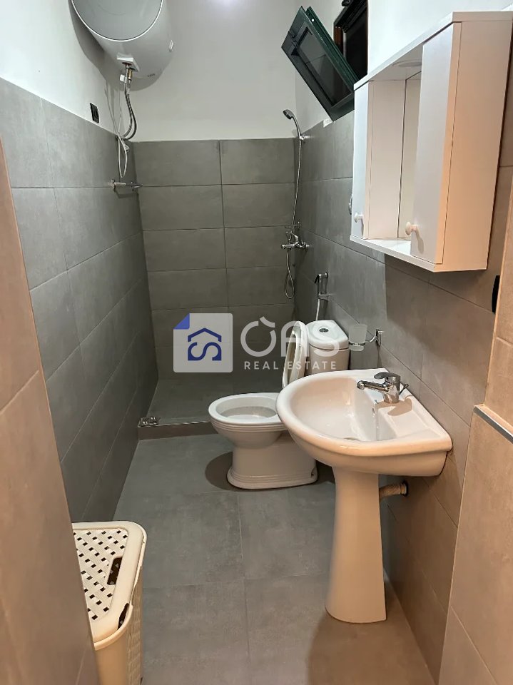 Jepet me qera garzoniere te Komuna E Parisit