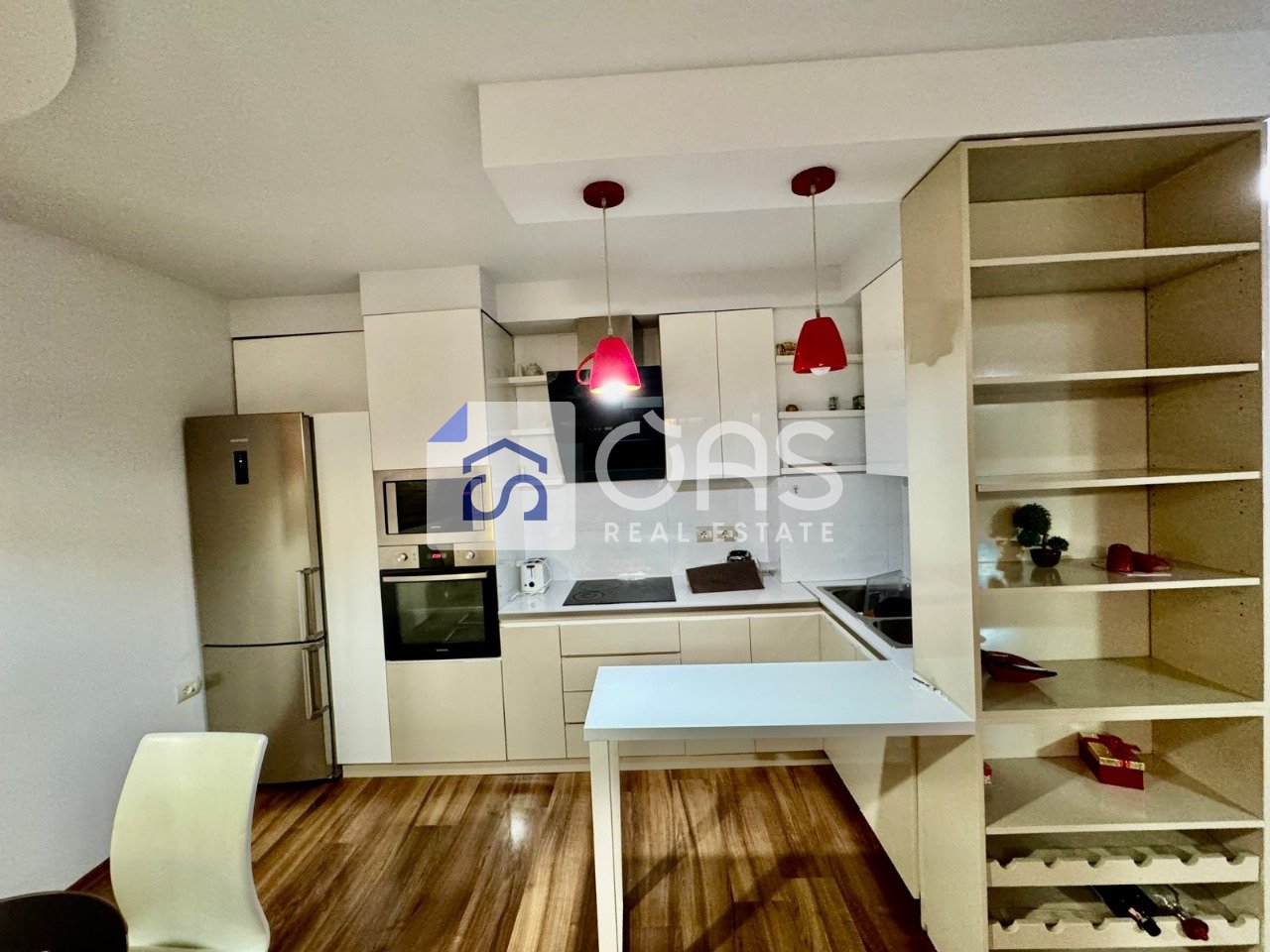 1+1 apartment for rent near Komuna Parisit