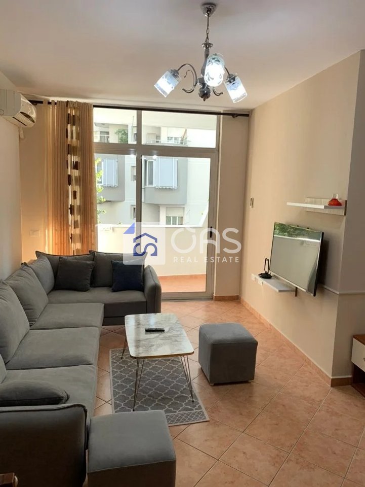 Jepet me qera apartament 2+1 tek Komuna e Parisit