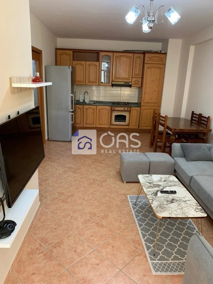 Jepet me qera apartament 2+1 tek Komuna e Parisit