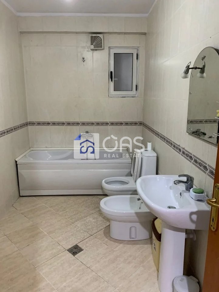 Jepet me qera apartament 2+1 tek Komuna e Parisit