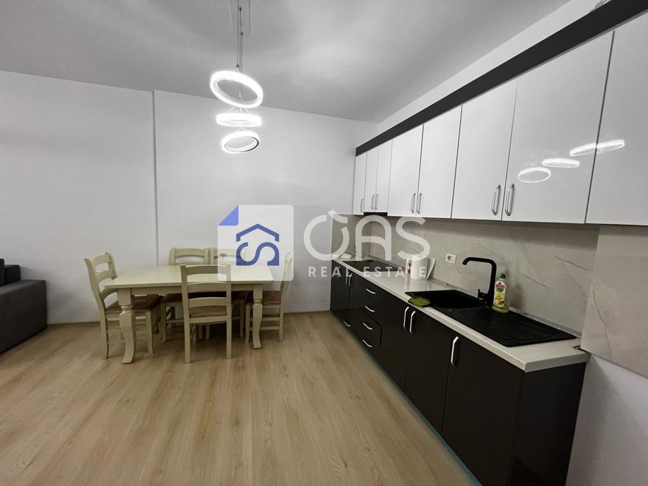 Jepet apartament me qera 2+1 Stacioni Trenit