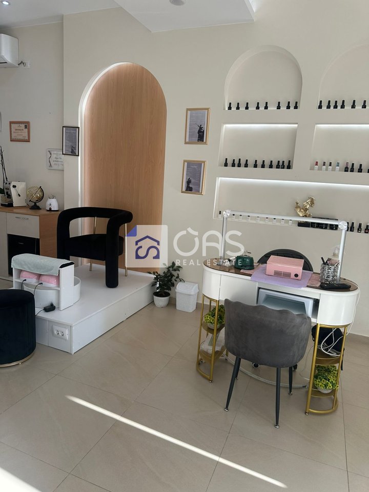 Jepet me qera SALLON ESTETIK   rruga e kavajes   (Square 21)