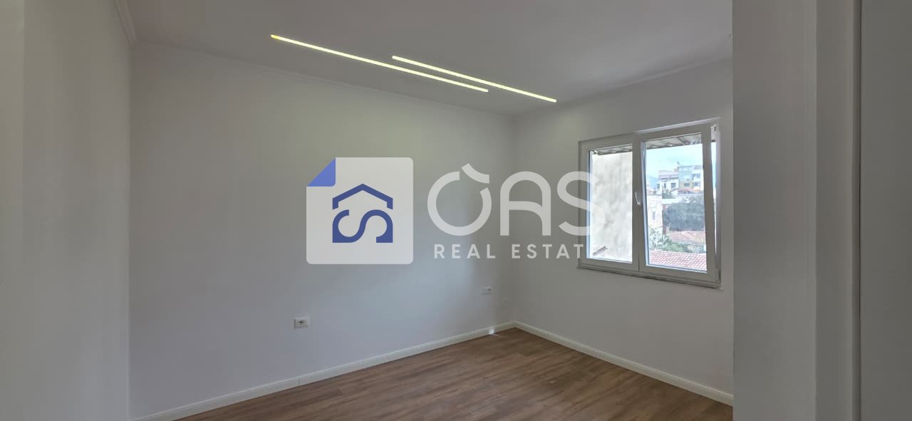 Shitet apartament 2+1 Te Rruga Bardhyl