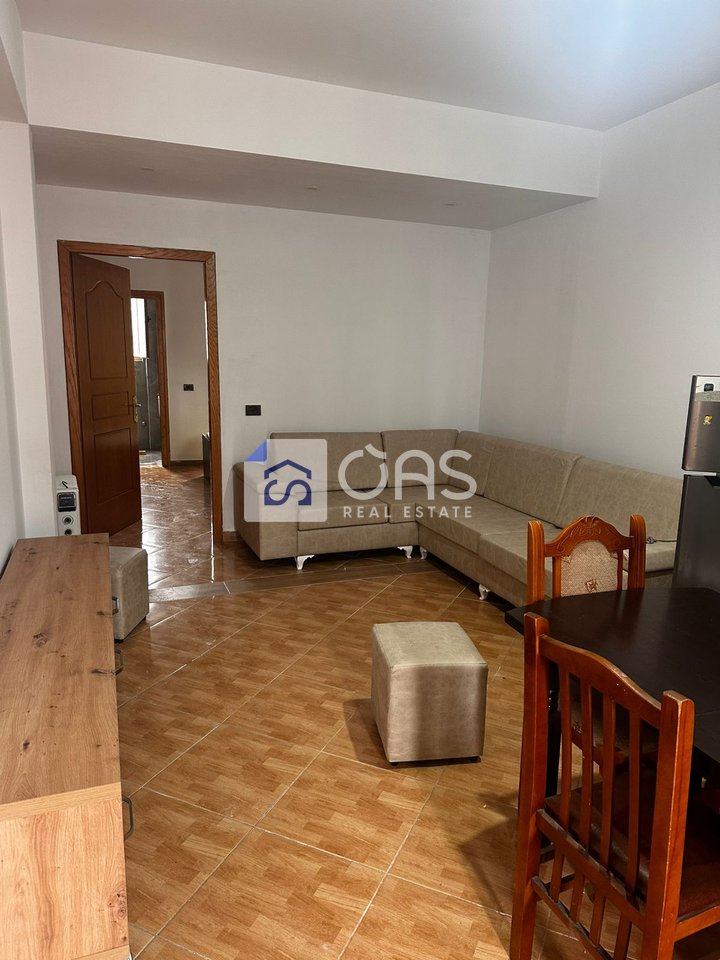 Jepet apartament me qera 1+1 Astir