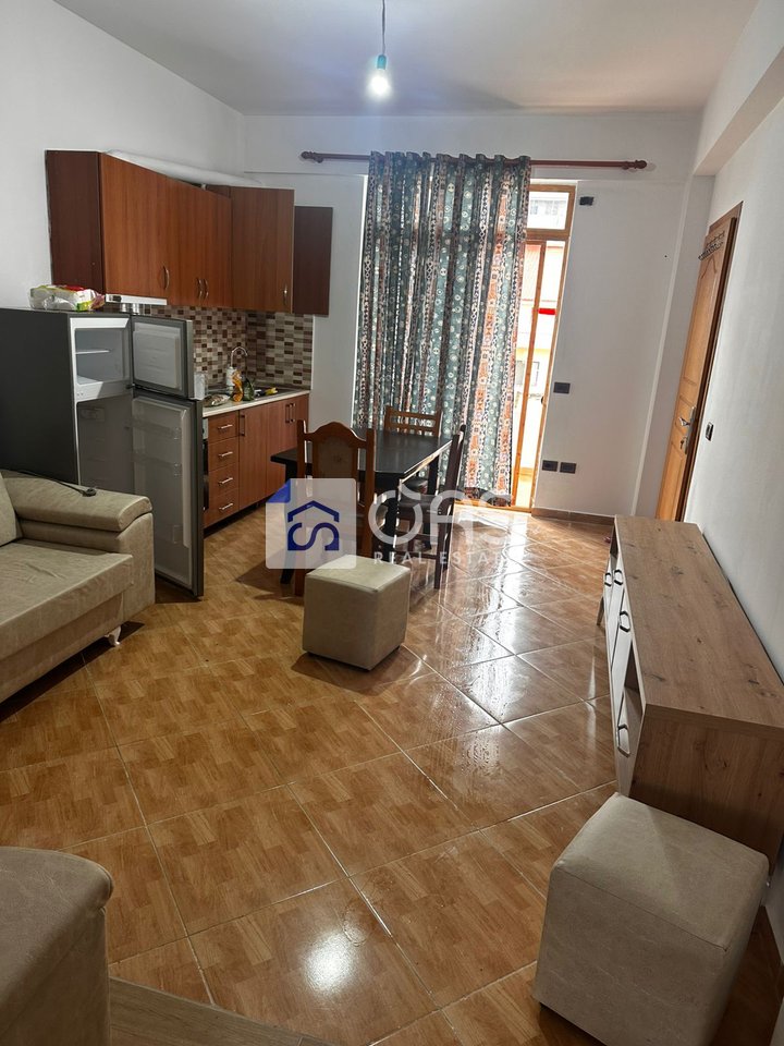 Jepet apartament me qera 1+1 Astir