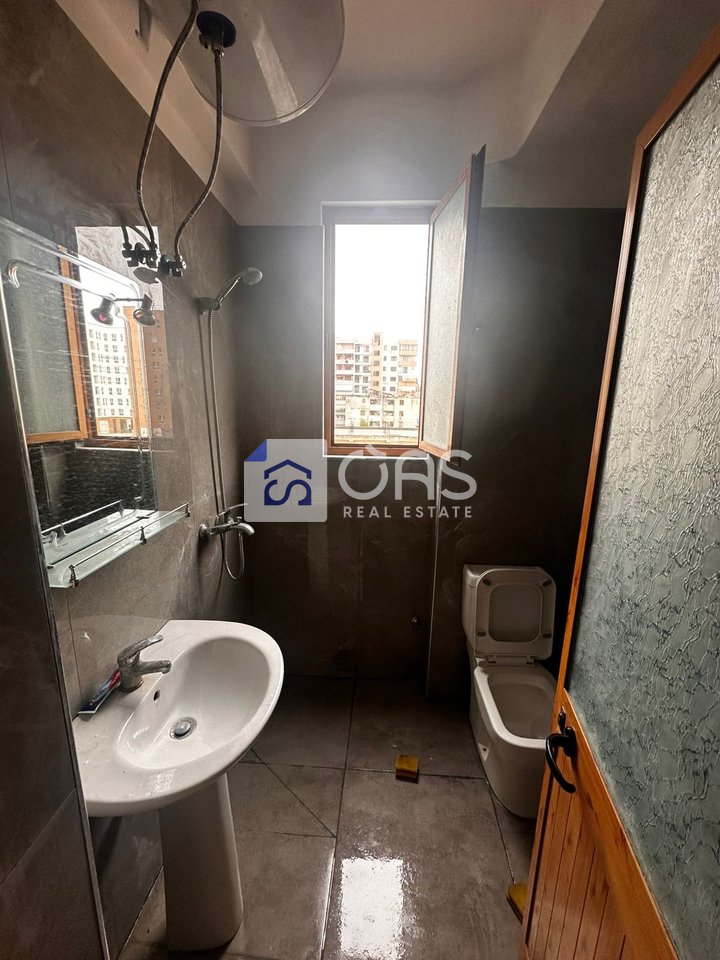 Jepet apartament me qera 1+1 Astir