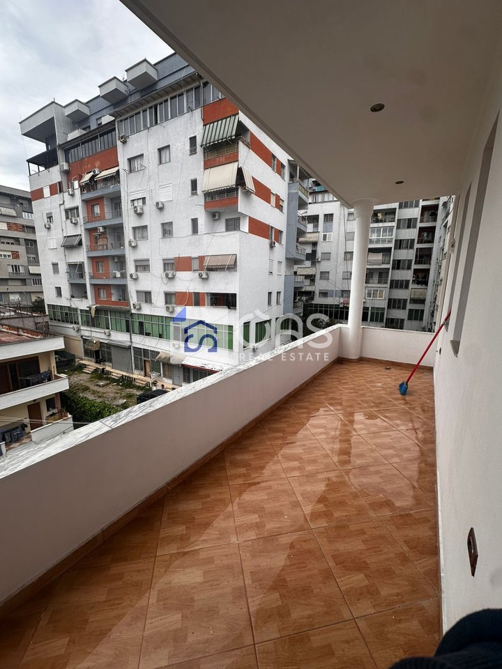 Jepet apartament me qera 1+1 Astir