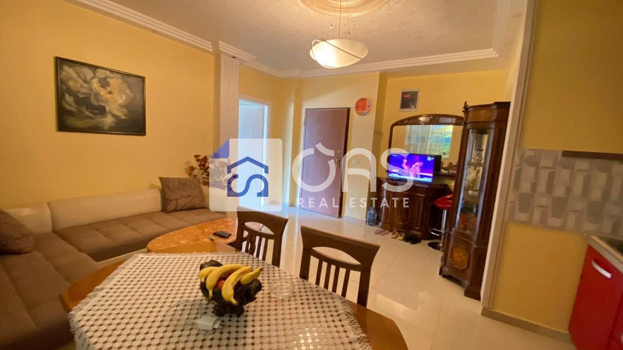 Jepet apartament me qera 1+1 Rruga Dibres