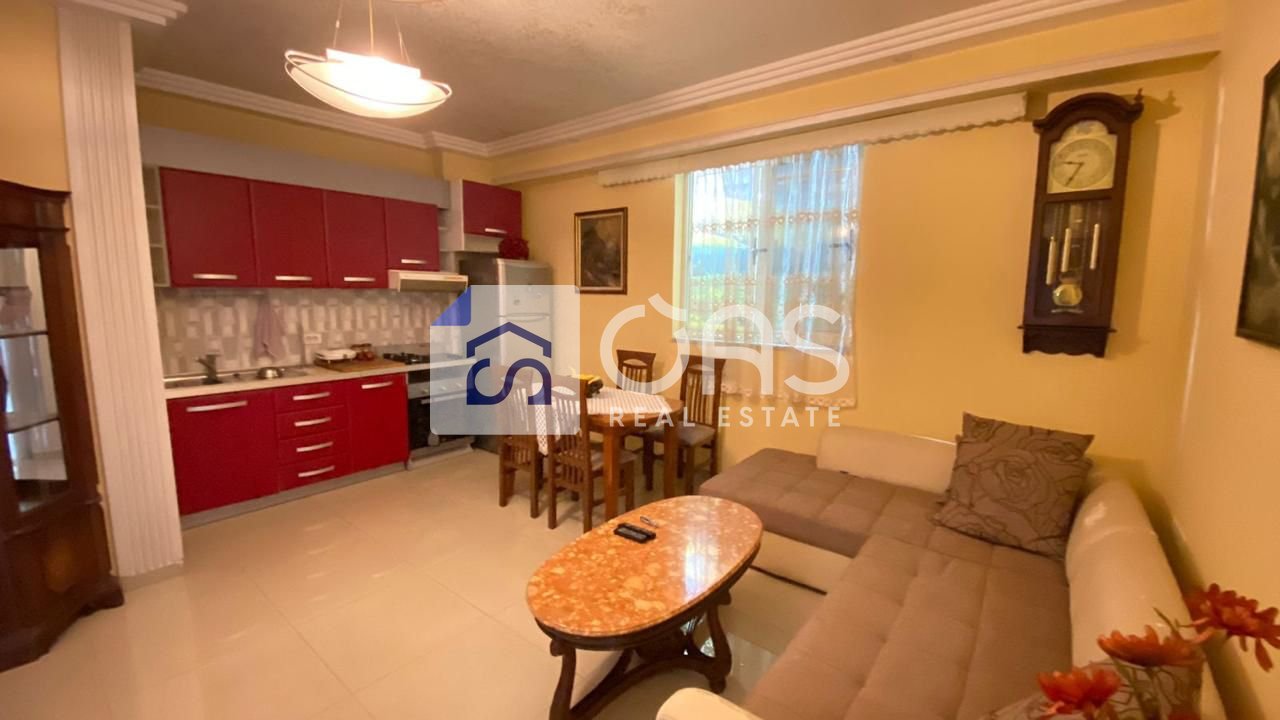 Jepet apartament me qera 1+1 Rruga Dibres