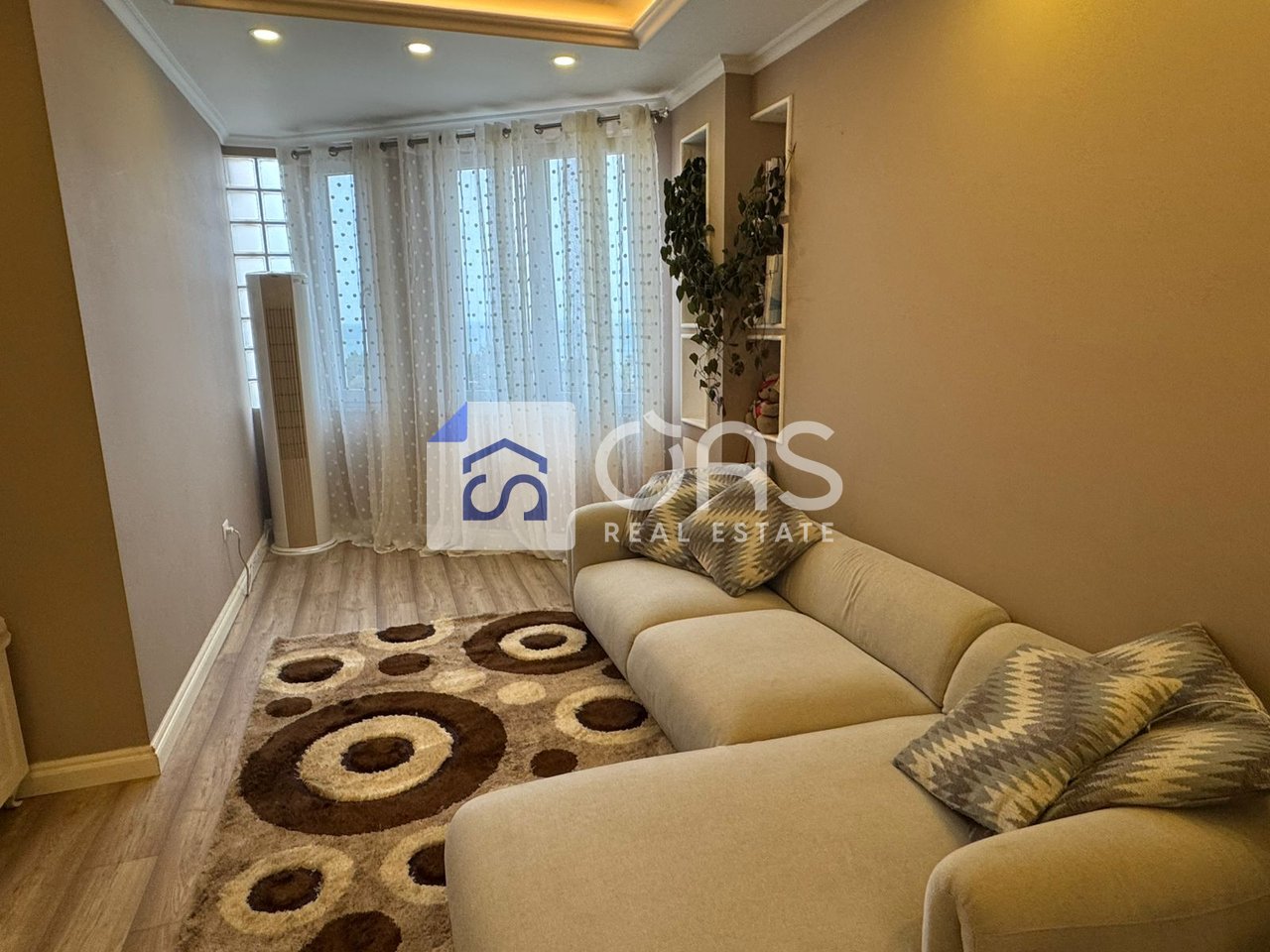 Shitet apartament 2+1 me pamje nga deti ne Durres.
