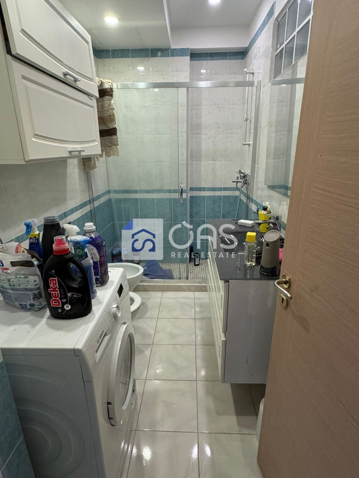 Shitet apartament 2+1 me pamje nga deti ne Durres.