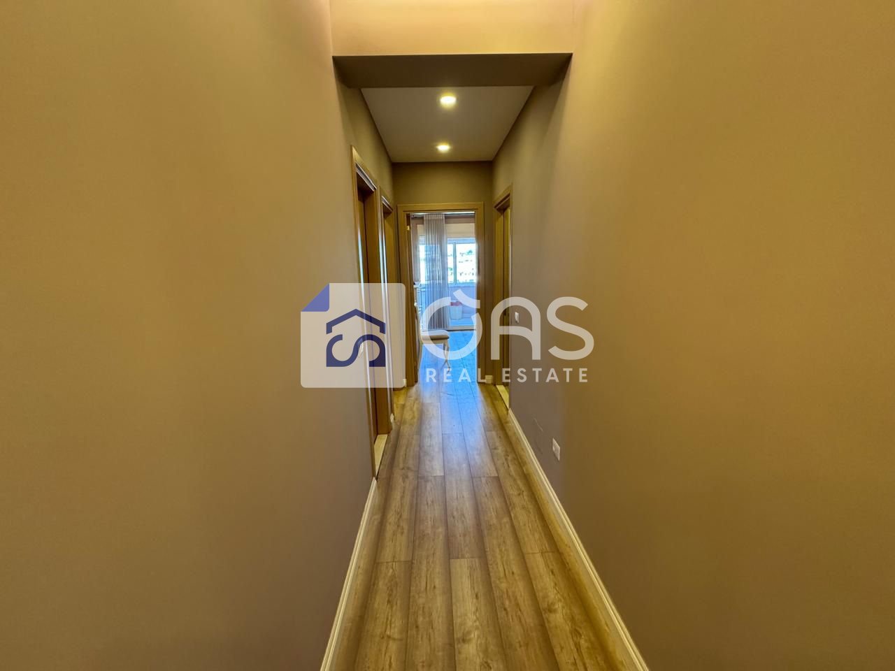 Shitet apartament 2+1 me pamje nga deti ne Durres.