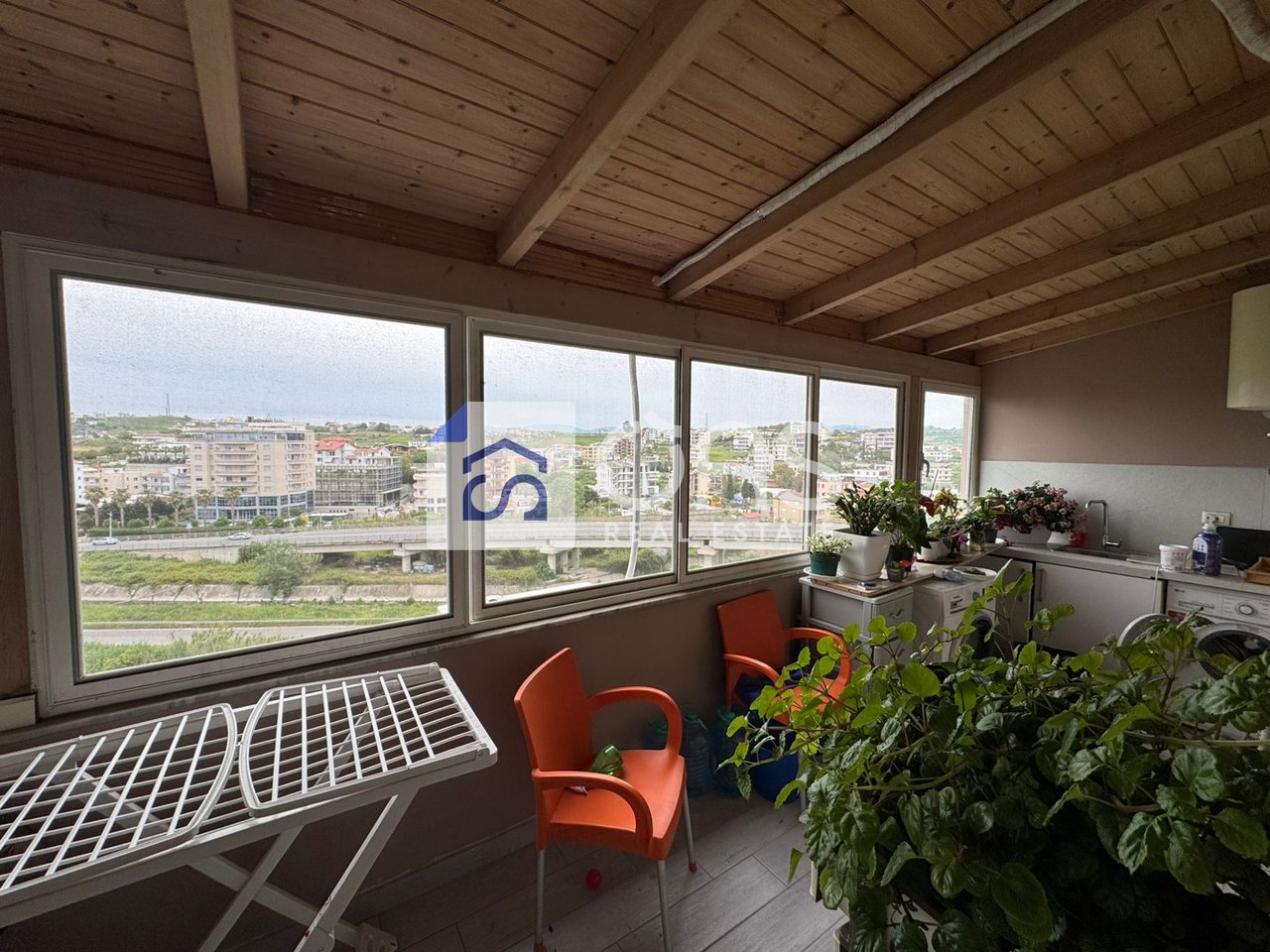 Shitet apartament 2+1 me pamje nga deti ne Durres.