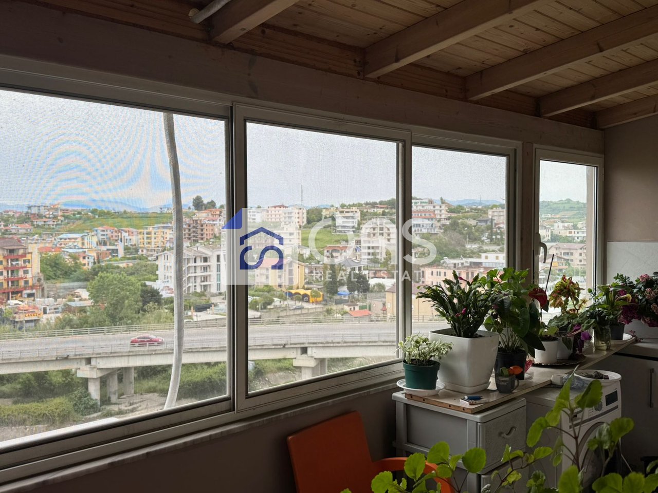 Shitet apartament 2+1 me pamje nga deti ne Durres.