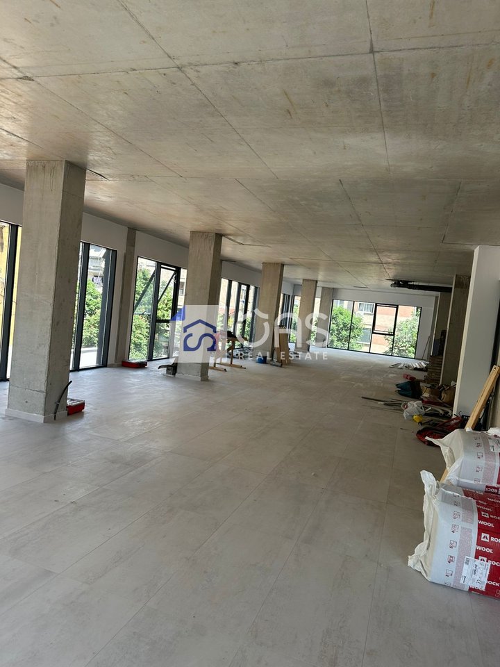 shitet ambienti per biznes  rruga e barrikadave