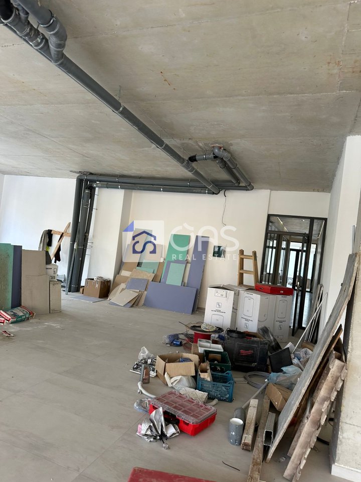 shitet ambienti per biznes  rruga e barrikadave