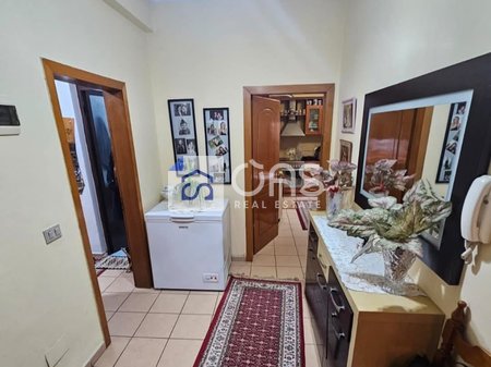 Jepet me qera apartament 1+1 ne Qender.
