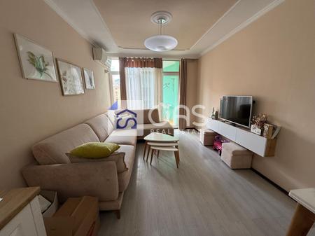 Jepet me qera apartament 2+1  tek Komuna e Parisit