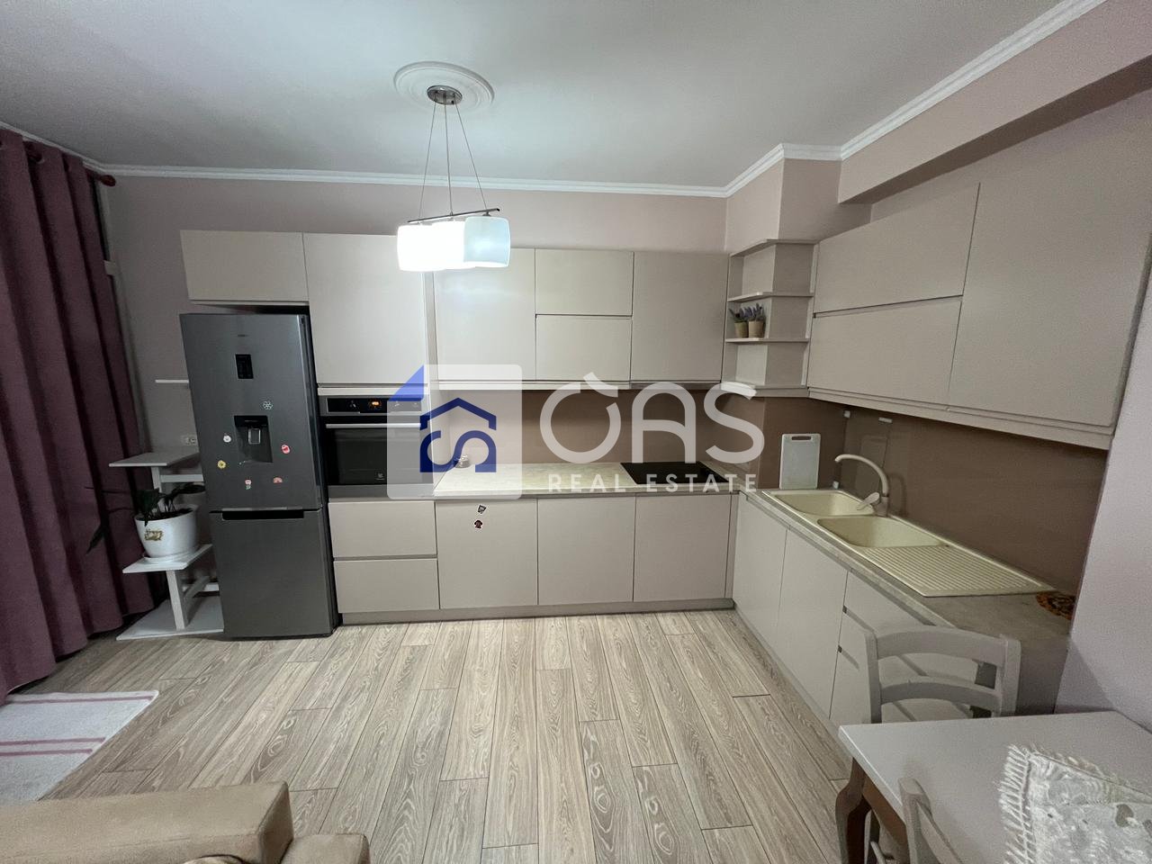 Jepet me qera apartament 2+1+2+post parkimi ne Astir