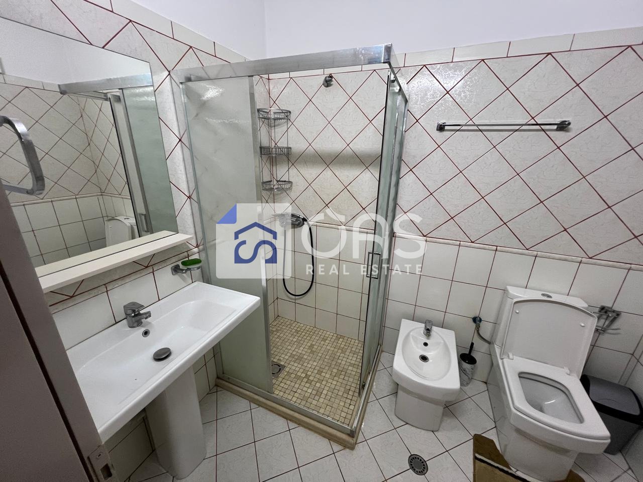 Jepet me qera apartament 2+1+2+post parkimi ne Astir