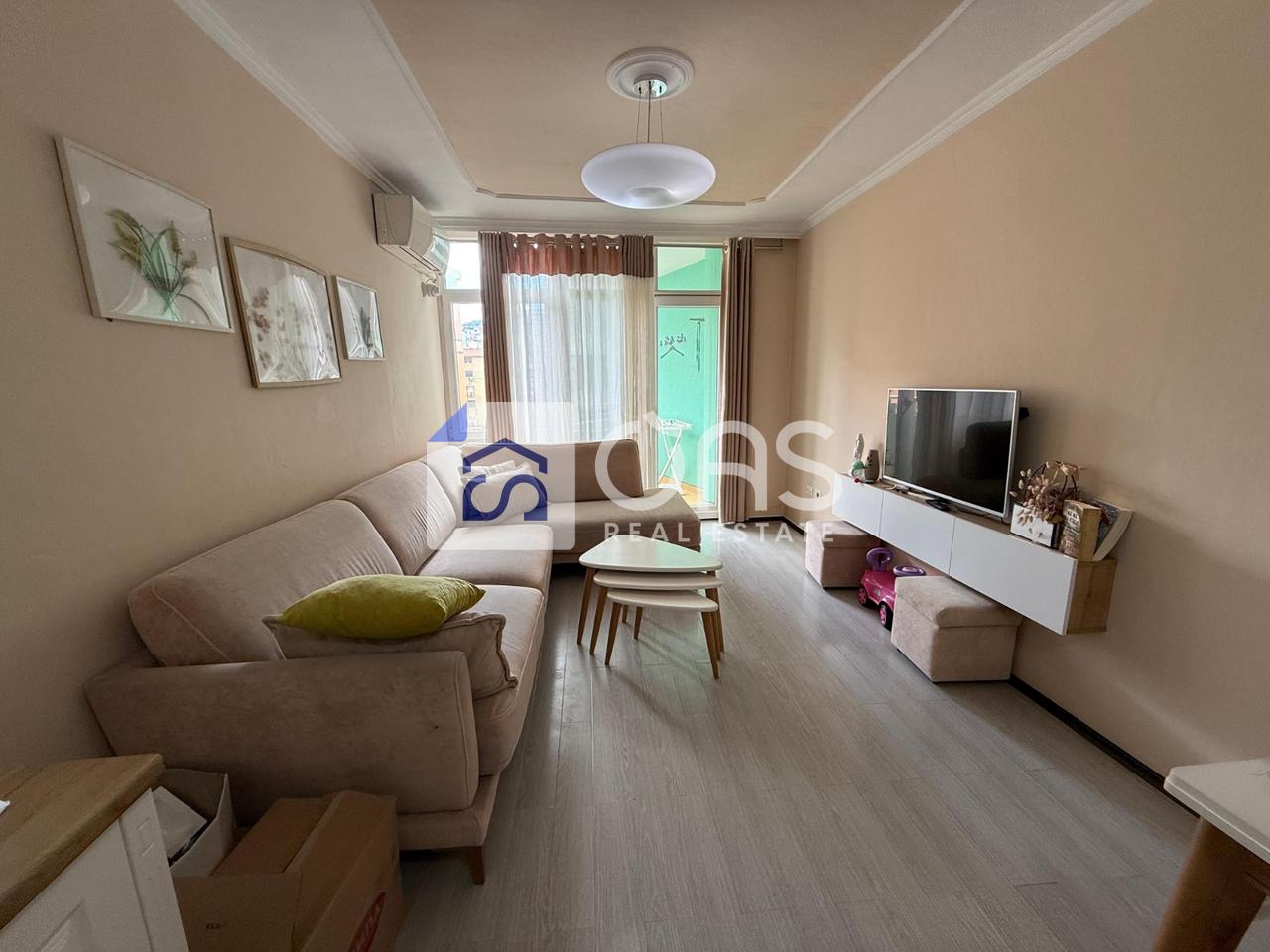 Jepet me qera apartament 2+1  tek Komuna e Parisit