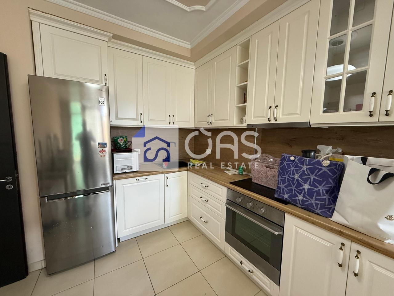 Jepet me qera apartament 2+1  tek Komuna e Parisit