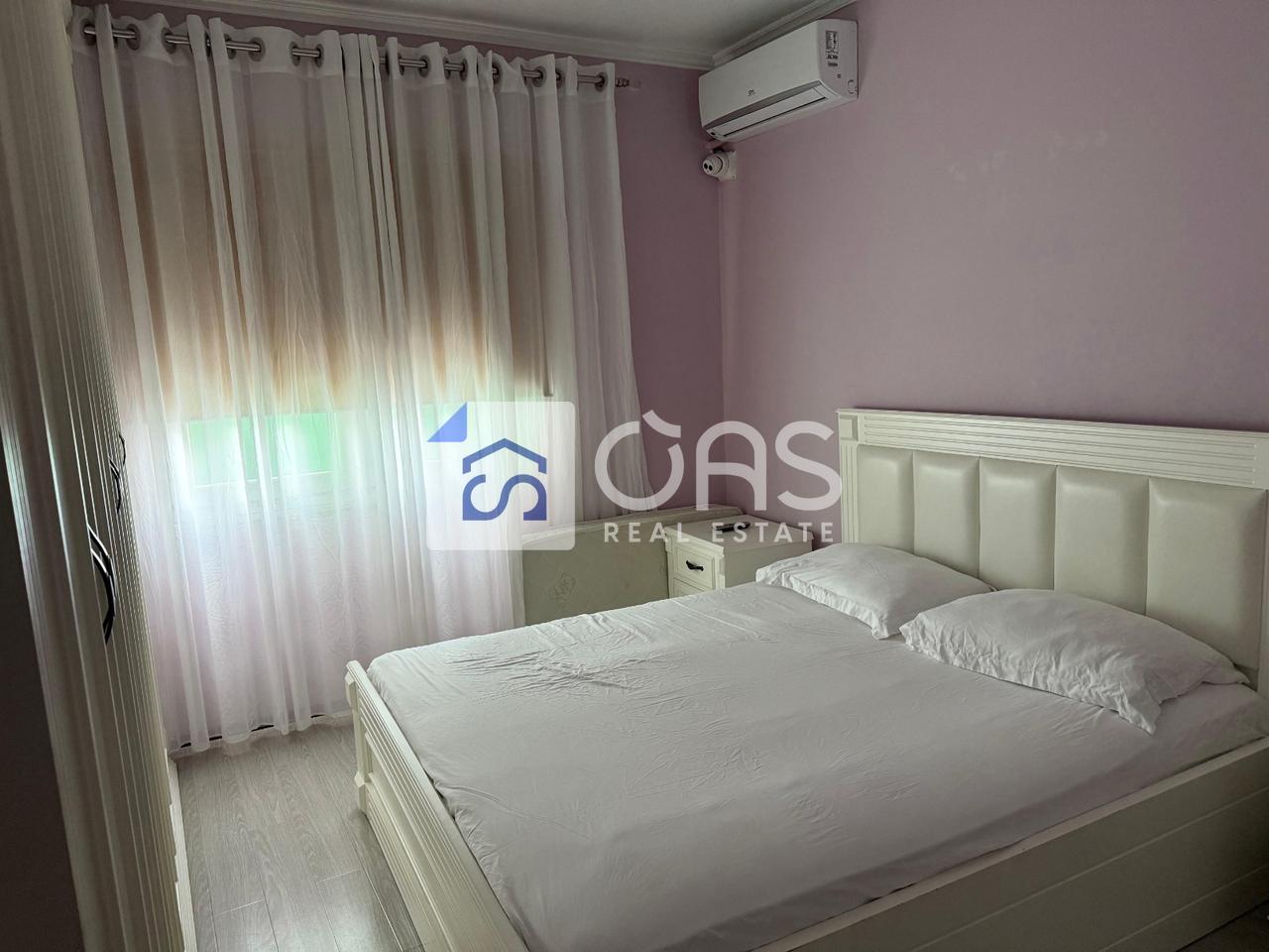 Jepet me qera apartament 2+1  tek Komuna e Parisit