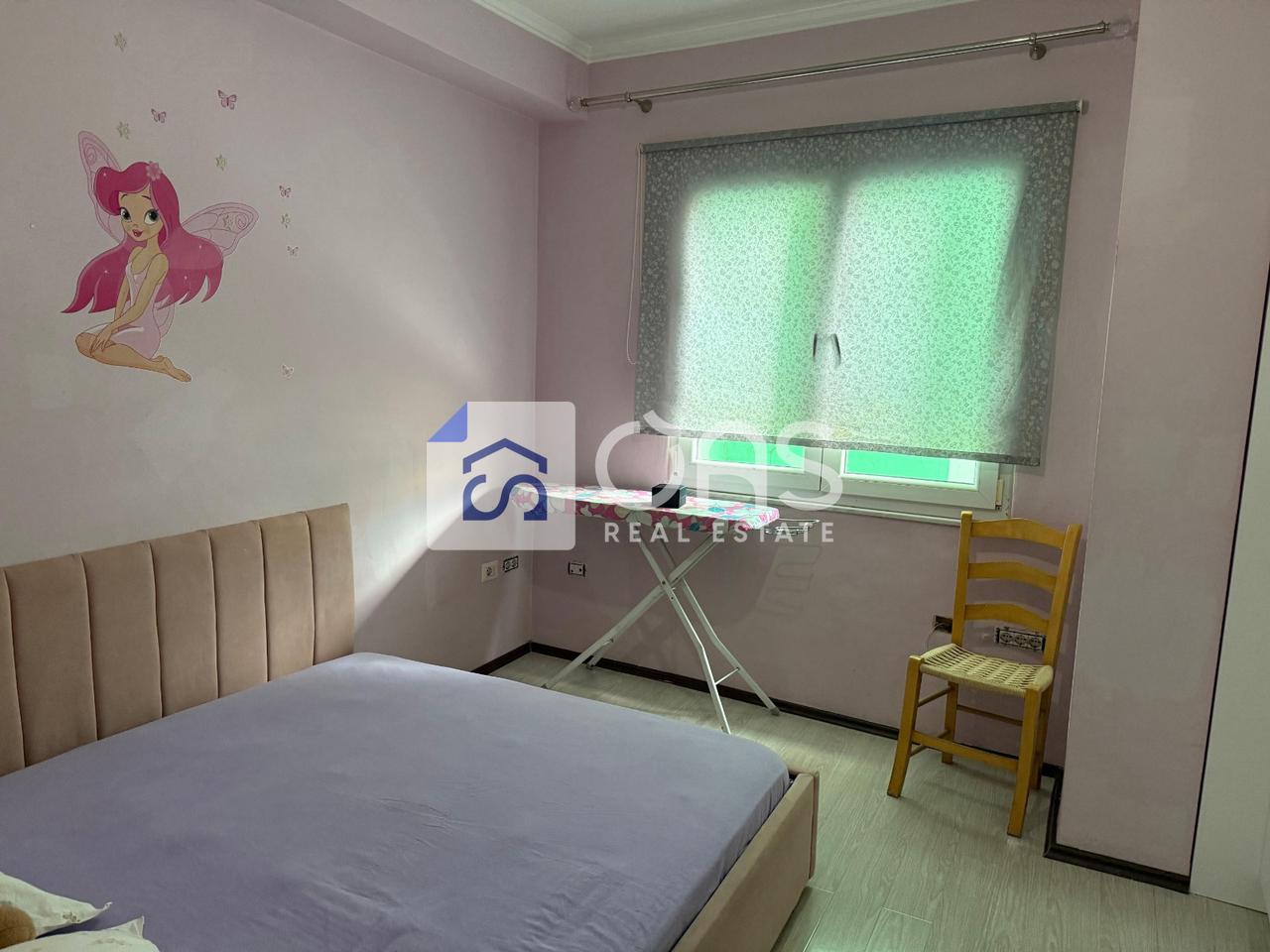 Jepet me qera apartament 2+1  tek Komuna e Parisit