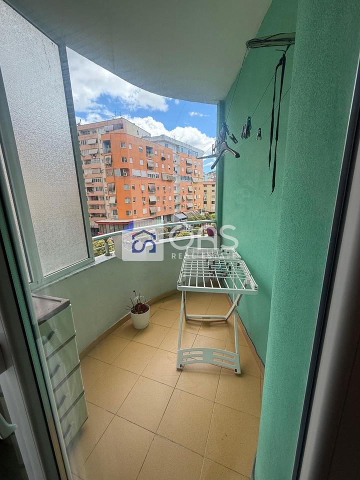 Jepet me qera apartament 2+1  tek Komuna e Parisit